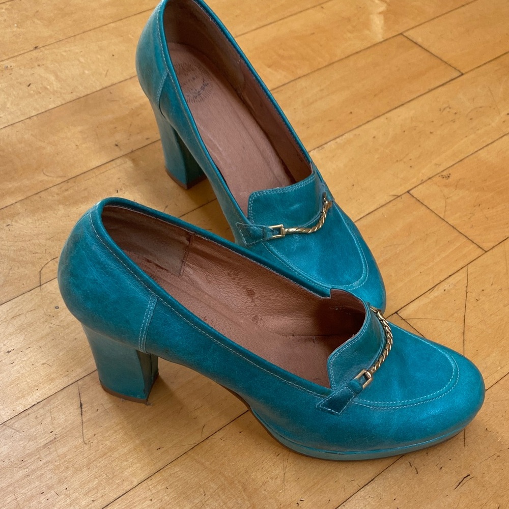8.5, turquoise loafer heels. Used but still great